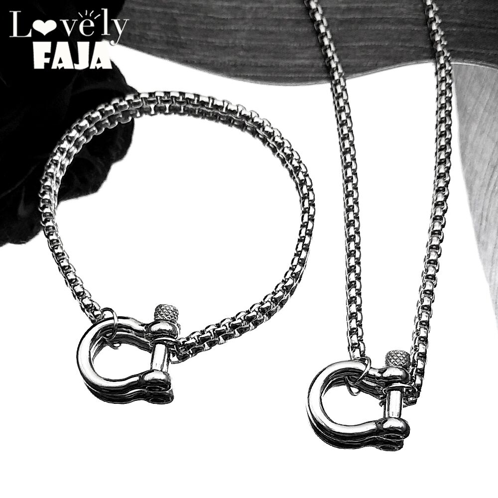 Horseshoe Game Set - Hollow Geometric Horseshoe Buckle Pendant Necklace